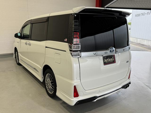 TOYOTA VOXY HYBRID ZS KIRAMEKI II