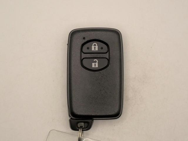 TOYOTA VITZ HYBRID F SAFETY EDITION III