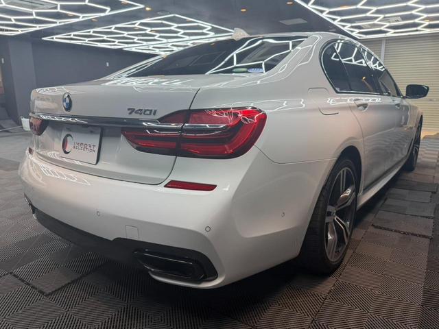 BMW 7 SERIES 740i M-SPORT
